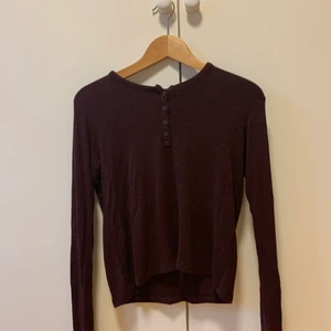 topp från brandy melville - superskön vinröd topp från brandy melville! fint skick. köparen står för frakt ☺️