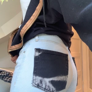 Jeans zara! - Säljer mina sjukt snygga jeans från zara som jag har sytt på en egna fickor på! Jeansen är väldigt ljusblå och har en slits längst ner! 