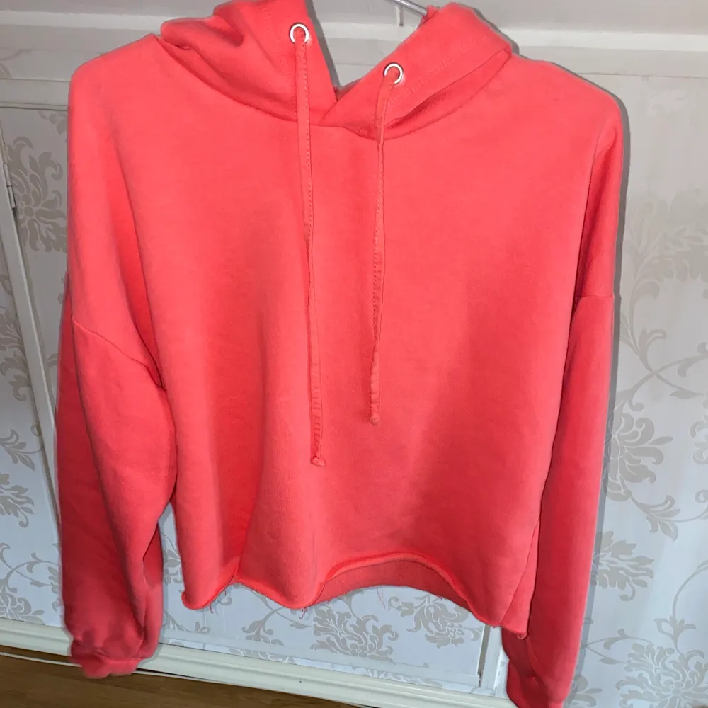 En korallrosa hoodie från lager 157 i strl m/l men är passar xs-m så är liten i storleken. Den är sparsamt använd och i skicket är den som ny. Frakt ingår ej !🦋💞. Hoodies.