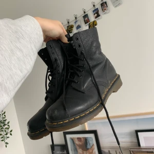 Dr Martens strl 40 - Ett par dr martens i storlek 40, kan mötas upp i Stockholm eller så betalar köparen för frakt!