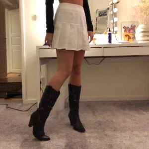 Coolaste svarta bootsen - Så snygga med as coola detaljer. Lite cowboy liknande och så balla. Sparsamt använda