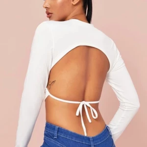 Skit snygg backless tröja - Säljer denna jätte fina tröjan då jag inte kände mig bekväm utan bh, den är endast testad inget fel på den. Fint tyg och väldigt stretchiga material. 