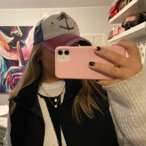 Trendig keps  - En as snygg keps med slitningar framtill även en super cool detalj (ett ankare) ⚓️! Helt oanvänd (borstätt från gången jag tog bilden!) 💓💓Köpt i en butik på mallis😁