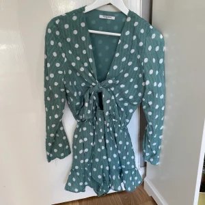 Bodysuit, storlek M - Jättefin bodysuit från Nelly i storlek M, för 150:- 💕 frakt tillkommer!