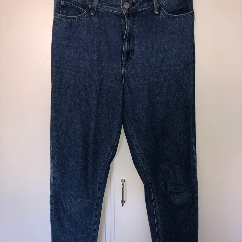 Mörkblåa lee jeans. Raka Mom Jeans midrise. . Jeans & Byxor.