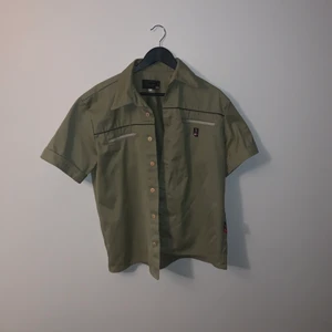 Cool kortärmad skjorta  - Skjortan är i lite tjockare tyg och sitter ungefär som en Large, det finns inga slitningar på den