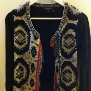  - Kofta i gott skick
Är ny men har en liten skada i det dekorativa som lätt går att åtgärda