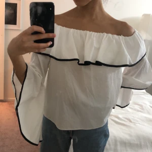 Zara blus  - Jättevacker blus från Zara. Har jättefina detaljer som de svarta kanterna och volangerna. 🥰 Framhäver ens nyckelben väldigt fint också!! (Förlåt för den smutsiga spegeln). 💫💫