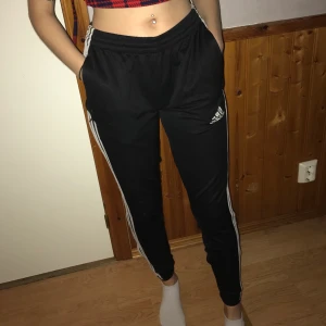 Adidas Byxor - Snygga Adidasbyxor. Storlek 176