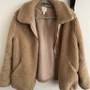 teddyjacka - mysig teddyjacka från h&m, passar perfekt som höst och vinter-jacka. storlek medium. 🤎 frakt 50kr