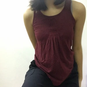 Vinrött linne - Ett vinrött bekvämt linne med små detaljer. Kan användas som det är, magtröja eller träningslinne. Använd ett fåtal gånger. Pris kan diskuteras och skriv gärna vid frågor eller önskemål om fler bilder. Kläderna tvättas och strykes precis innan utskick om så önskas. (Ifall det blir pengar över från frakten betalas det tillbaka)❤️