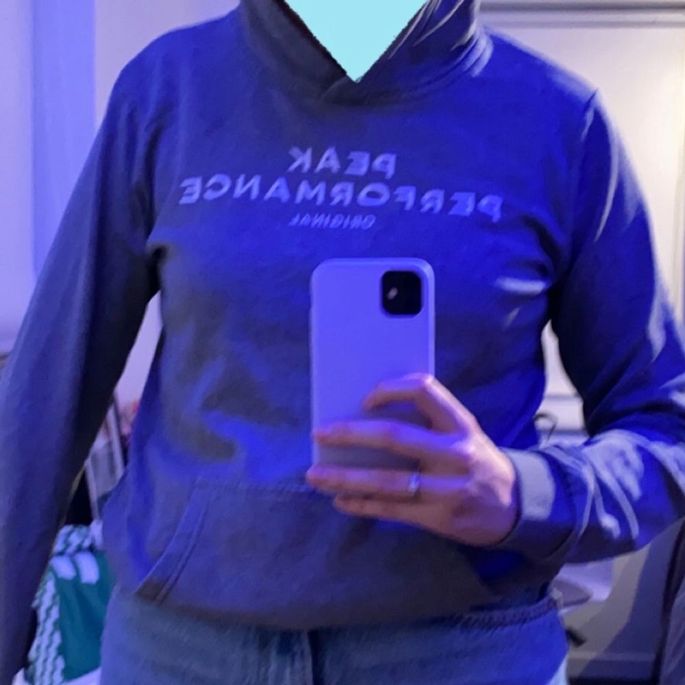 Jättefin äkta Peak Performance hoodie köpt på kidsbrandstore för ca 2år sen. Ganska använd men i väldigt bra skick. Köpare står för frakten. Kommentera om ni har några frågor❤️. Tröjor & Koftor.