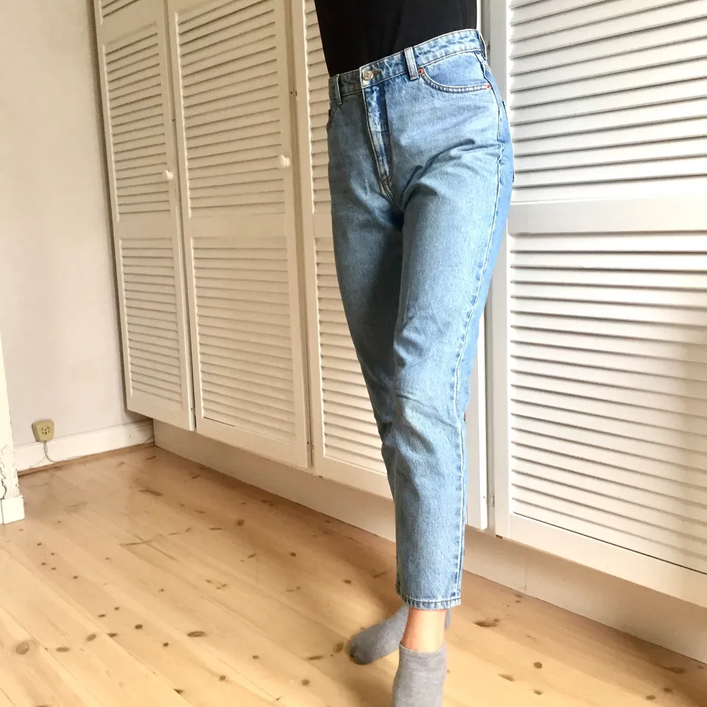 Superfina jeans från Monki i 100 % bomull, modellen Kimomo high relaxad och storlek W28 (Något korta på mig som är 175 cm lång). Skriv till mig om du är intresserad eller om du har några frågor👖Fraktkostnad tillkommer! . Jeans & Byxor.