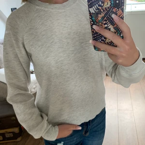Mysig sweatshirt  - Grå, mysig sweatshirt från Bik Bok. Perfekt till hösten och vintern. Storlek XS. 