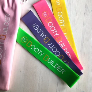 Booty builder mini bands pink 4-pack - Perfekta tränings band för ben och rump övningar i snygg design och jätte bra kvalité! Använda sparsamt och fåtal gånger, alltså är dem i stort sätt i nyskick. Frakt ingår i priset! 💘