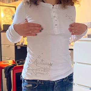 Vit långärmad tröja med tryck  - Lite genomskinlig men funkar med BH:) kontakta mig för mer info och bilder. Kan samfrakta.