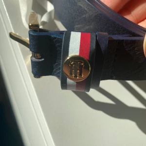 TOMMY HILFIGER BÄLTE  - säljer min Tommy Hilfiger bälte som är aldrig använd prislappen finns kvar och kvitto finns!  pris kan diskuteras ☺️💕
