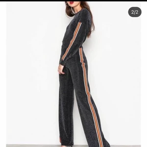 Glitter set från Nelly  - Använt 1 gång, väldigt fint set men hänger bara  i garderoben, 