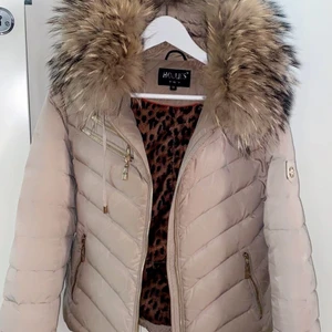 Hollies jacka - Säljer min fina Hollies jacka, den är begie och i storlek 38, passar även 36. Den är äkta och köpt i Stockholm