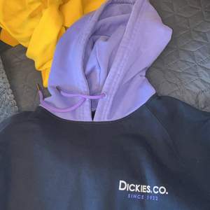 Blå hoodie med lila huva av märket dickies. Knappt använd. Storlek S. Buda i kommentarer!