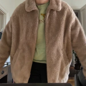 Teddy jacka Urban Outfitters  - Jäättemysig teddyjacka från Urban Outfitters perfekt nu till vintern (frakt ingår ej)