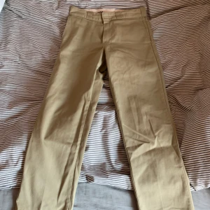 dickies 874 workpant - dickies workpant/chinos, riktigt snygga men aldrig kommit till användning, storlek 32/32 Loose fit. använda 2 gånger. 