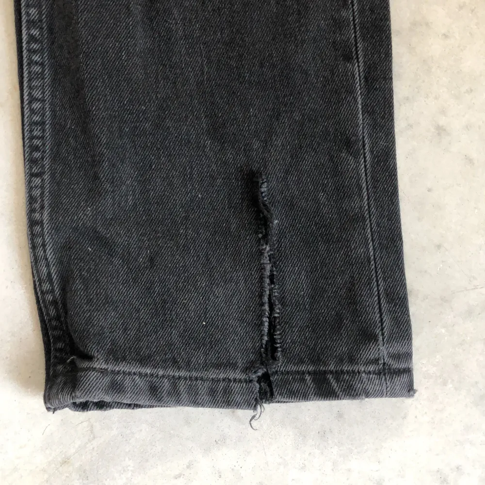 Vanliga raka jeans köpta från zara, gjorde en egen slit på dem, inget slitage . Jeans & Byxor.