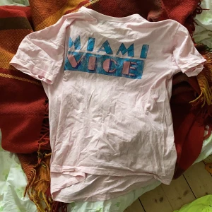 Miami Vice Tröja - Jätteskön o snygg Miami Vice tröja! Officiell storlek large men passar på alla storlekar :)