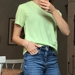 Weekday t-shirt - Neon grön/gul weekday t-shirt. Använd en gång.