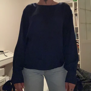 Blus från Carin Wester storlek 40 - Blus från Carin Wester i storlek 40. Rosetter på ärmarna. 