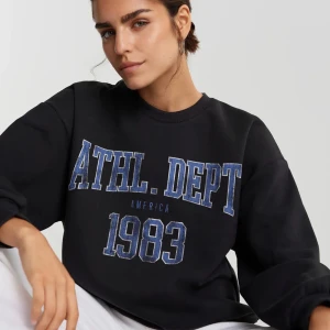 Sweatshirt från ginatricot  - Säljer min sweatshirt från Gina då jag knappt använder den💞💞 säljer för 200kr + frakt                                         Högsta budet ligger på 240kr + frakt 