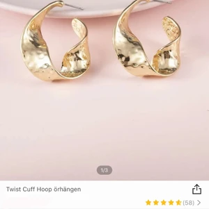 Örhängen - Säljer dessa fina örhängen som är köpte från Plick. Råka köpa 2 par så säljer de ena. Dvs dom är inte använda.. dom sitter verkkigen jätte fina på❣️