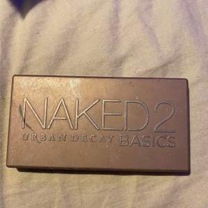 Ögonskuggor från Urban decay naked 2 basics. Najs färger att ha både till naturliga och dramatiska sminkningar. Ögonskuggorna är mycket pigmenterade och blendable!! Pris kan diskuteras 