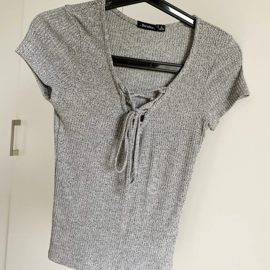 TRÖJA MED KNYTDETALJ - 90