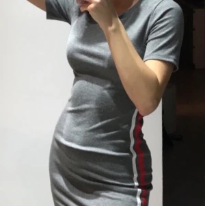 Grå klänning - Grå klänning i stretchigt material. Använd 2 gånger. Fraktar. Köparen står för frakten. 