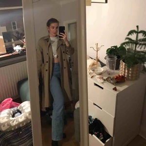 - Säljer en galet fin trenchcoat. Köpt för 500kr säljer för 250kr + 50kr frakt