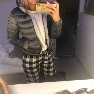  - SUPER snygg grå colmar jacka köpt iår så som ny! Storlek xs-s  nypris 4900  Säljer för 2000