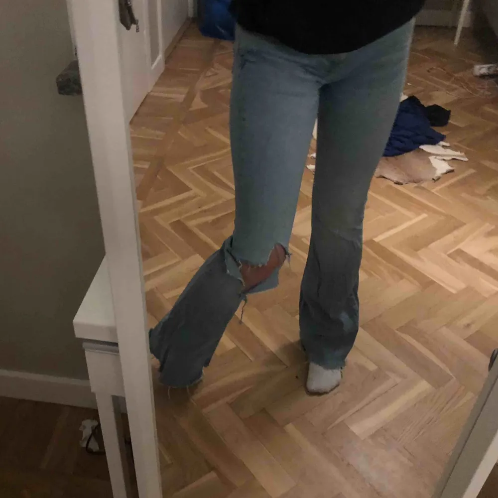 Snygga ljusa bootcut jeans från zara!! Har klippt hålet själv och man kan ju klippa fler hål om man tycker att de är snyggare 😍😍 använda ett fåtal gånger, pga lite förstora på mig i midjan, men super snygga!!! Jag är ca 167 cm lång. Jeans & Byxor.