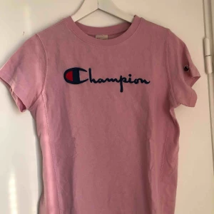  - T-shirt från champion. Väldigt bra skick då den knappt är använd. Köparen står för frakten! 