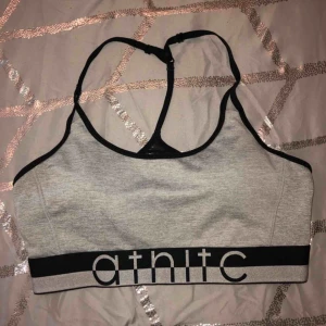  - Helt ny tränings topp med prislappen kvar