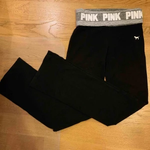  - Säljer mina Victoria’s secret PINK yogapants. Vissa slitningar på trycket, vilket syns på sista bilden. 