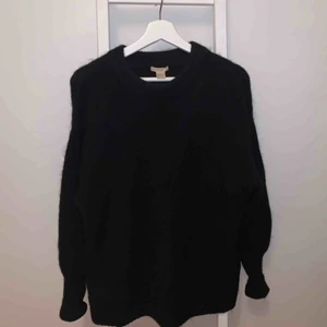  - Stickad tröja från H&M TREND i mix av Mohair och Ull. Ballongärmar, oversize.
