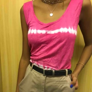  - Superfint rosa batiklinne med supersöt söm längs ner. Går bra att stoppa in om man tycker det är för långt!! 