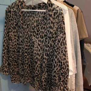  - Genomskinlig blus från Ginatricot  Det är storlek 44 men ville att den skulle vara oversized, skulle beskriva den som M! Men man får plats i den om man är större, beror på hur man vill att den ska sitta. 