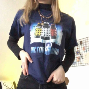  - Mörkblå Doctor Who T-shirt, aldrig använd! Passar ungefär S/M. Möts gärna i Stockholm eller fraktar för 40kr :)💕