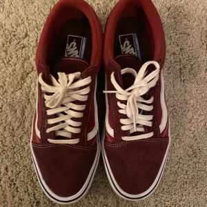  - Vans Old Skool, den material som är lättare i vikt, cond 9.5/10. Storlek 43. 