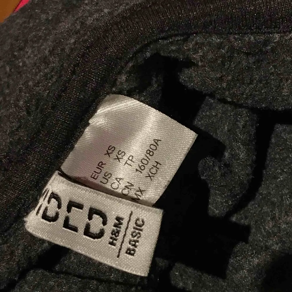En gullig lätt cropped hoodie från H&M. Väldigt mjukt material och sparsamt använd. . Hoodies.