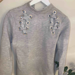  - Tjock långärmad tröja med snygg detalj 