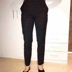  - Svarta kostymbyxor med rutigt mönster! Superfint skick!