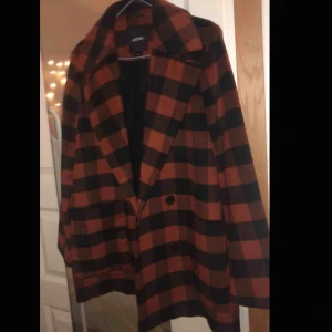  - 💫säljer min fina skjortkappa från Monki då den inte kommer till användning:/ 💕använd en gång i ett rök och pälsfritt hem💕 hör av dig om du har någon fundering<3